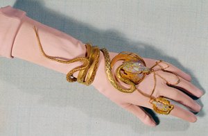 サラ・ベルナール（1844-1923）と呼ばれるコメディアン、アンリエット・ロジーヌ・ベルナールのブレスレットとリング。監督はフーケ・ミショ。19世紀個人蔵 作： Alphonse Mucha