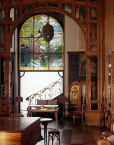 アールヌーボー：アルフォンス・ミュシャ（1860-1939）のステンドグラスが施された「モダン・スタイル」のアパルトマンの風景（パリ装飾芸術美術館 作： Alphonse Mucha