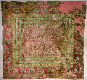 パジリクの古墳からの馬、ライダー、ダマジカ、グリフィンを描いたパイルカーペット、紀元前5〜4世紀（織物）（詳細は165705を参照） 作： Altaic School