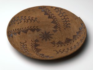 ドングリ小麦粉ふるいトレイ、1860年〜1909年頃（カエデ、アメリカハナズオウの樹皮、柳）