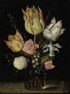 ガラス花瓶の花と青虫と蝶の静物画