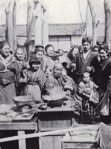 観客を楽しませる大道芸人（モノクロ写真 作： American Photographer (after)
