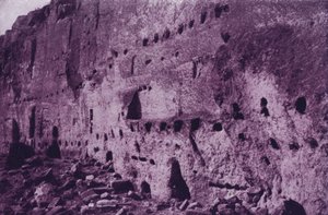 エスパノラの近くにある断崖絶壁に住む人々の廃墟となった洞窟の住居（モノクロ写真 作： American Photographer (after)