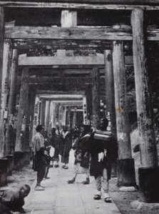稲荷神社へのアプローチ（モノクロ写真 作： American Photographer (after)