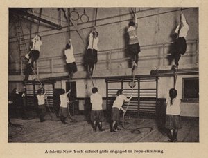 縄跳びに励むニューヨークの体育会系女子学生たち（モノクロ写真 作： American Photographer (after)