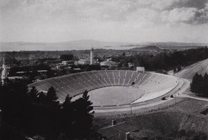 カリフォルニア州バークレー、カリフォルニア大学のメモリアル・スタジアム、75,000人収容（モノクロ写真 作： American Photographer (after)