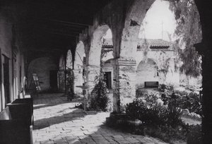 カリフォルニア州1776年に設立されたミッション・サンファン・カピストラーノ（ロサンゼルスの南）（モノクロ写真 作： American Photographer (after)