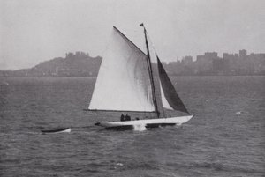 カリフォルニア。サンフランシスコ湾、背景にテレグラフ・ヒルとロシアン・ヒルのシルエット（モノクロ写真