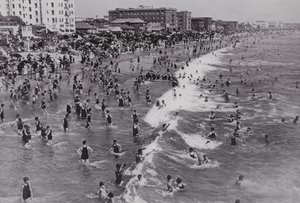 カリフォルニア。ロサンゼルス近郊で一年中人気のあるビーチリゾート、ベニス（モノクロ写真 作： American Photographer (after)