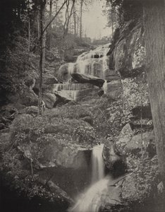 ノースカロライナ州フォールクリークカスケード（モノクロ写真 作： American Photographer (after)