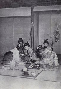 茶店で食事をする芸者さんたち（モノクロ写真 作： American Photographer (after)