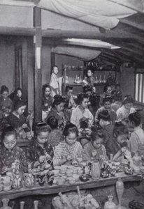 安物の陶器を飾る少女たち（モノクロ写真 作： American Photographer (after)