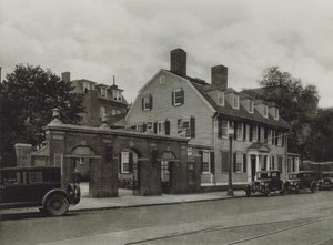 ハーバード大学ワズワース・ハウスの1857年クラスの門（モノクロ写真 作： American Photographer (after)