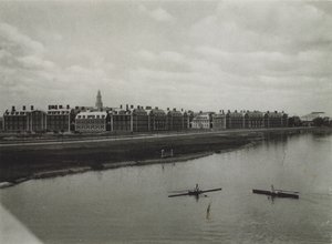 ハーバード大学チャールズ・リバーから見た経営管理大学院（モノクロ写真 作： American Photographer (after)