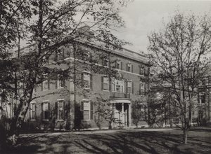 ハーバード大学ローウェル学長の邸宅（モノクロ写真 作： American Photographer (after)