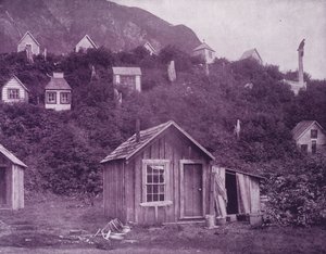 アラスカ、ジュノーの町の近くにあるインディアンの埋葬施設（モノクロ写真 作： American Photographer (after)