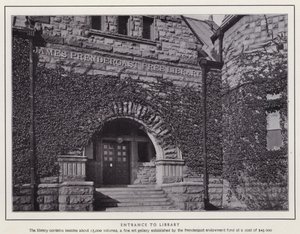 ニューヨーク州ジェームスタウン図書館の入り口（モノクロ写真 作： American Photographer (after)