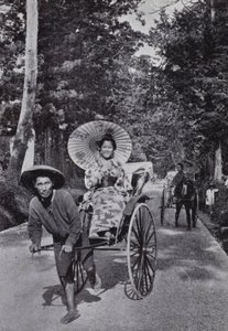 人力車に乗った日本の女の子たち（モノクロ写真