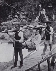日光の近くで大谷川を渡る日本女性（モノクロ写真 作： American Photographer (after)