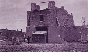1550年にアドビで建てられたサンミゲル旧教会（ニューメキシコ州サンタフェ）（モノクロ写真 作： American Photographer (after)
