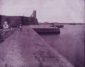 フロリダ州セントオーガスティンの古い砦と護岸（モノクロ写真 作： American Photographer (after)
