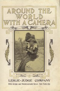 カメラで世界一周」のタイトルイラスト（モノクロ写真 作： American Photographer (after)