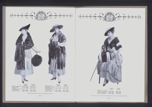 ファーファッション・シアター」の見開き2ページ（モノクロ写真 作： American Photographer (after)