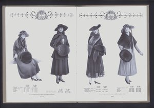 ファーファッション・シアター」の見開き2ページ（モノクロ写真 作： American Photographer (after)