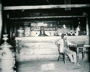 ワイオミング州アルバニー郡のサルーン（1890年頃）（モノクロ写真 作： American Photographer