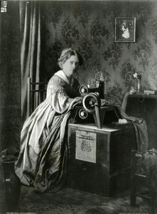 歌手特許ミシンの広告、1899年 作： American Photographer