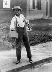 アフリカ系アメリカ人の靴磨き少年（1899年頃）（モノクロ写真 作： American Photographer