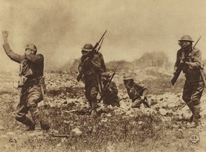 第一次世界大戦下のアメリカ：ガスマスクの携帯と着用に関する軍の命令に従わせるため、ガス攻撃による危険性をあらゆる手段で兵士に印象づけた（モノクロ写真）。 作： アメリカの写真家