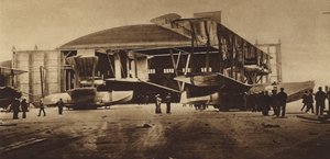 第一次世界大戦のアメリカ：大西洋横断飛行に備えた格納庫前のNC-3とNC-4（モノクロ写真） 作： アメリカの写真家
