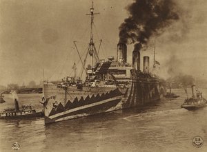 第一次世界大戦下のアメリカ：フランスへ向けてホーボーケンを出発する「リヴァイアサン号」（旧ドイツ客船「ヴァーテルラント号」）（モノクロ写真 作： アメリカの写真家