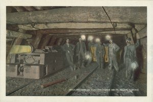 アメリカの炭鉱：地表から1000フィート下を電気モーターで運搬する（カラー写真） 作： アメリカの写真家