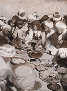 食事をするアラブの村人たち、パレスチナ（モノクロ写真） 作： アメリカの写真家