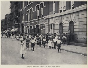 ベルが鳴る前、イーストサイドの学校（モノクロ写真 作： American Photographer