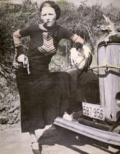 銃と葉巻を持って「タフ」なポーズをとるボニー・パーカー（1934年頃）（モノクロ写真 作： American Photographer