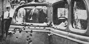 ボニーとクライドの銃弾を浴びた車