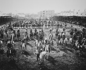 バッファロー・ビル（1846-1917）とその騎手たちのパレード（ネブラスカ州オマハ 作： American Photographer