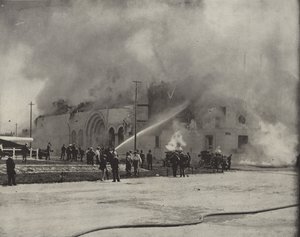 冷蔵倉庫の燃焼 作： American Photographer