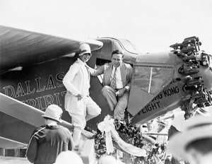 1927年8月6日、ラブフィールドでのダラススピリットの発表でのキャプテンとPアーウィン夫人 作： American Photographer