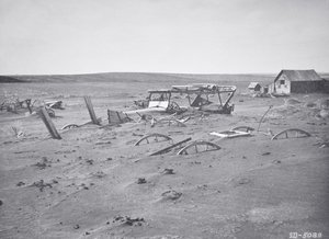 砂埃に埋もれた車や農機具（サウスダコタ州ダラス 作： American Photographer