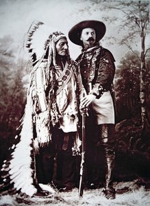 バッファロー・ビル・コーディ（1846-1917）のワイルド・ウエスト・ショーに同行したチーフ・シッティング・ブル（1831-90）（モノクロ写真 作： American Photographer