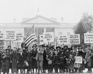 政治犯の釈放を大統領に訴えるホワイトハウスの子供たち、1922年（モノクロ写真 作： American Photographer