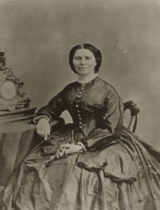 1865年頃のクララ・バートン（モノクロ写真 作： American Photographer