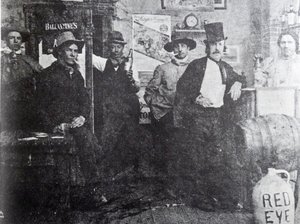 クリップルクリークバールーム、1898年 作： American Photographer