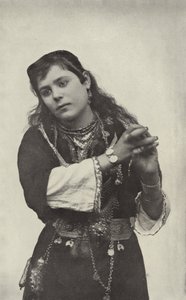 カイロ劇場の通りで踊っている女の子 作： American Photographer