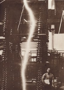500万ボルトの発電機による人工雷の放電（モノクロ写真） 作： アメリカの写真家