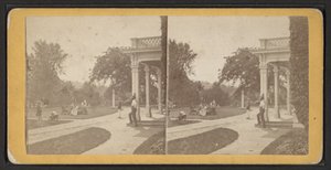 ニューヨーク州オナイダ集落のEast LawnとPortico、1870年頃（モノクロ写真